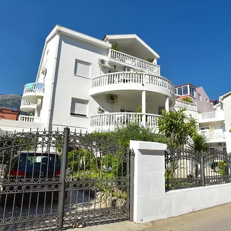 Adok Apartment *