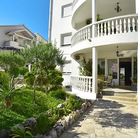 Apartment Adok *